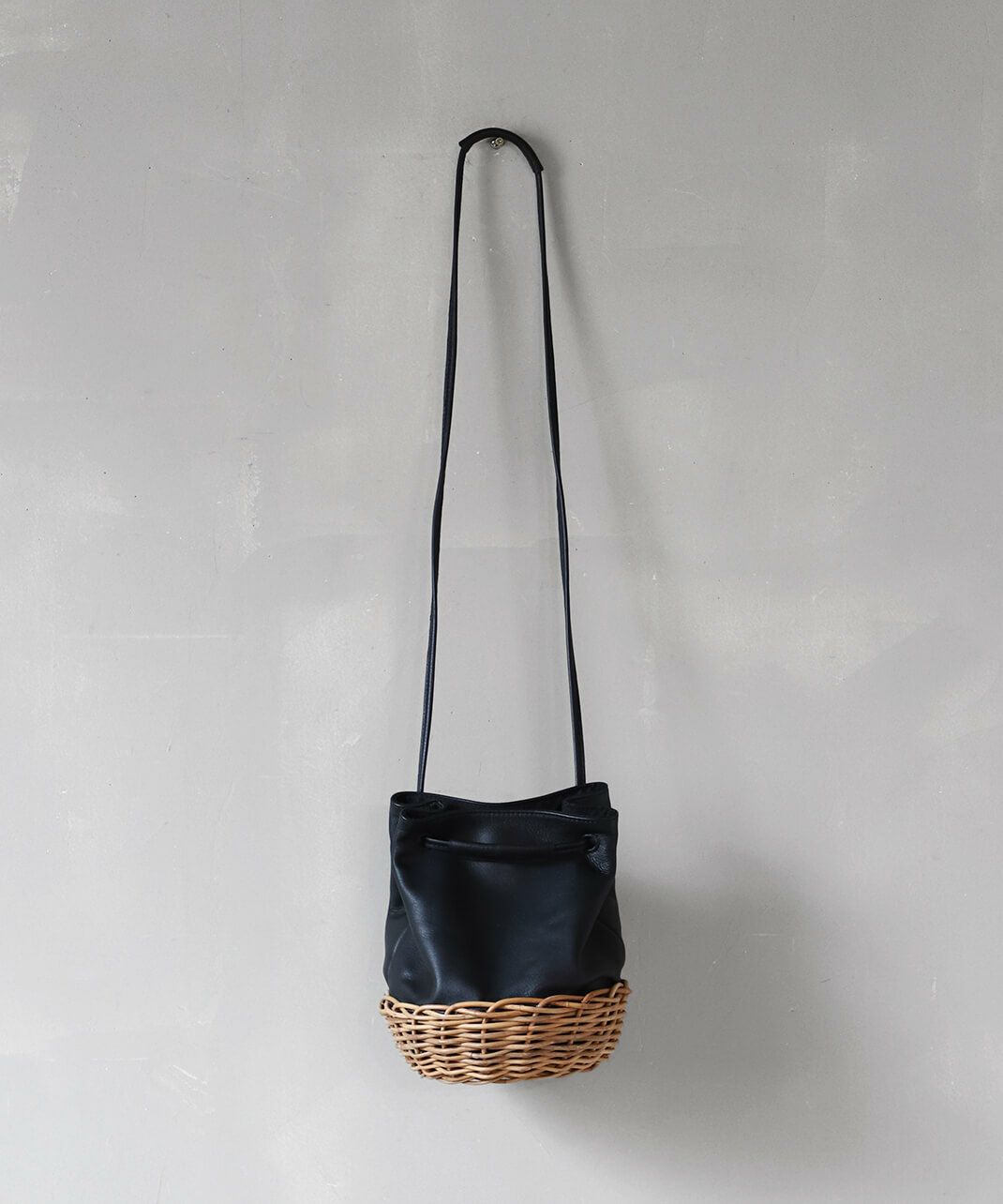 TIDEWAYアラログレザー2WAYショルダー M 紐を長くしたとき