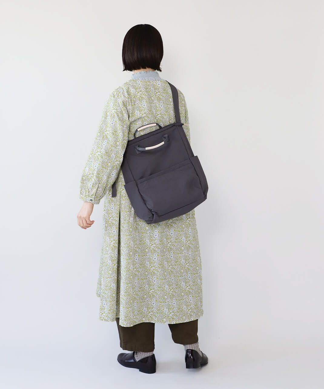 ナイロン素材でバッグ自体が軽い