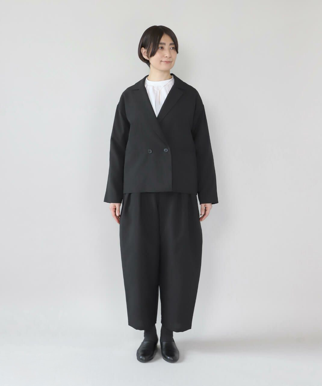 同素材のパンツと合わせてセットアップ