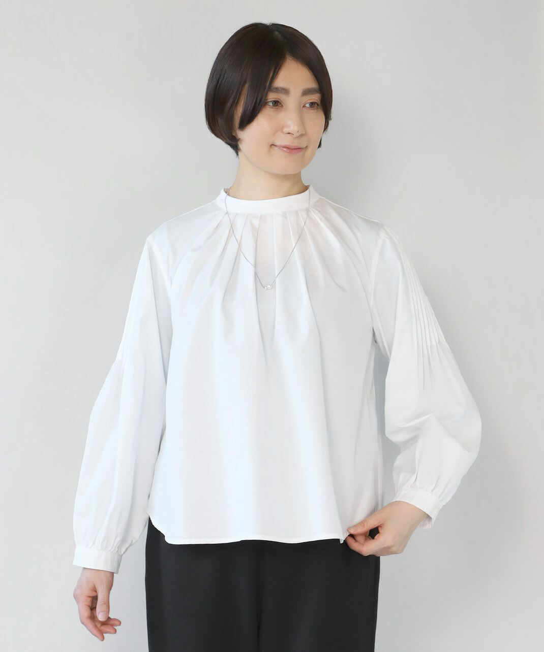 un cinq フォーマル対応<br />
イージーケア<br />
スタンドネックブラウス