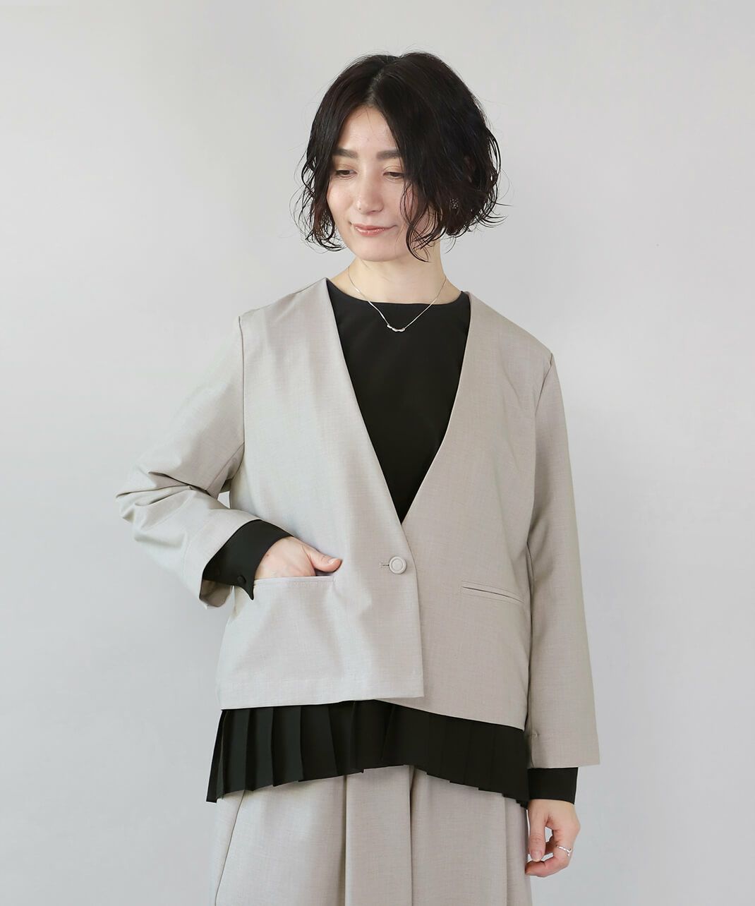 un cinq フォーマル対応<br />
Vネックショートジャケット