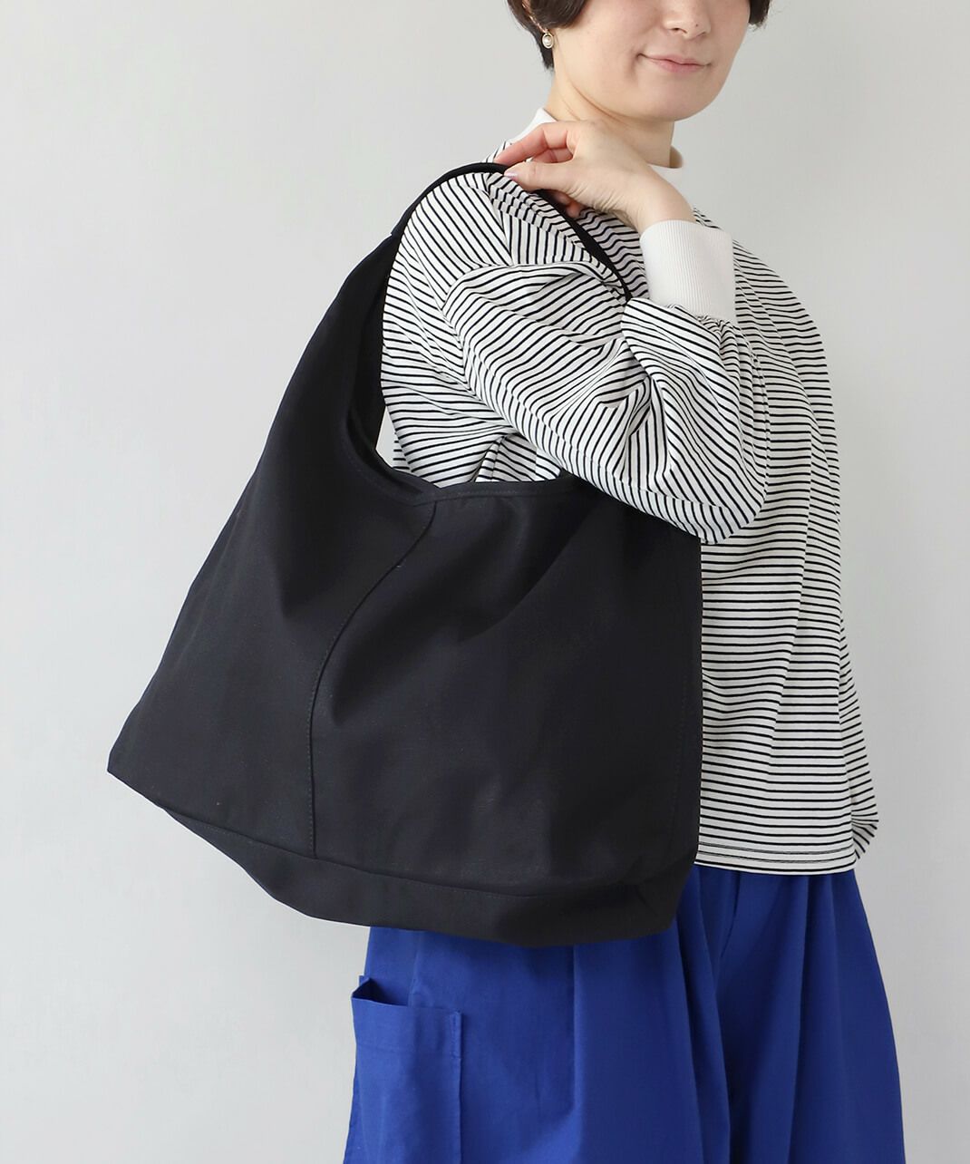 コットン素材のショルダーバッグ