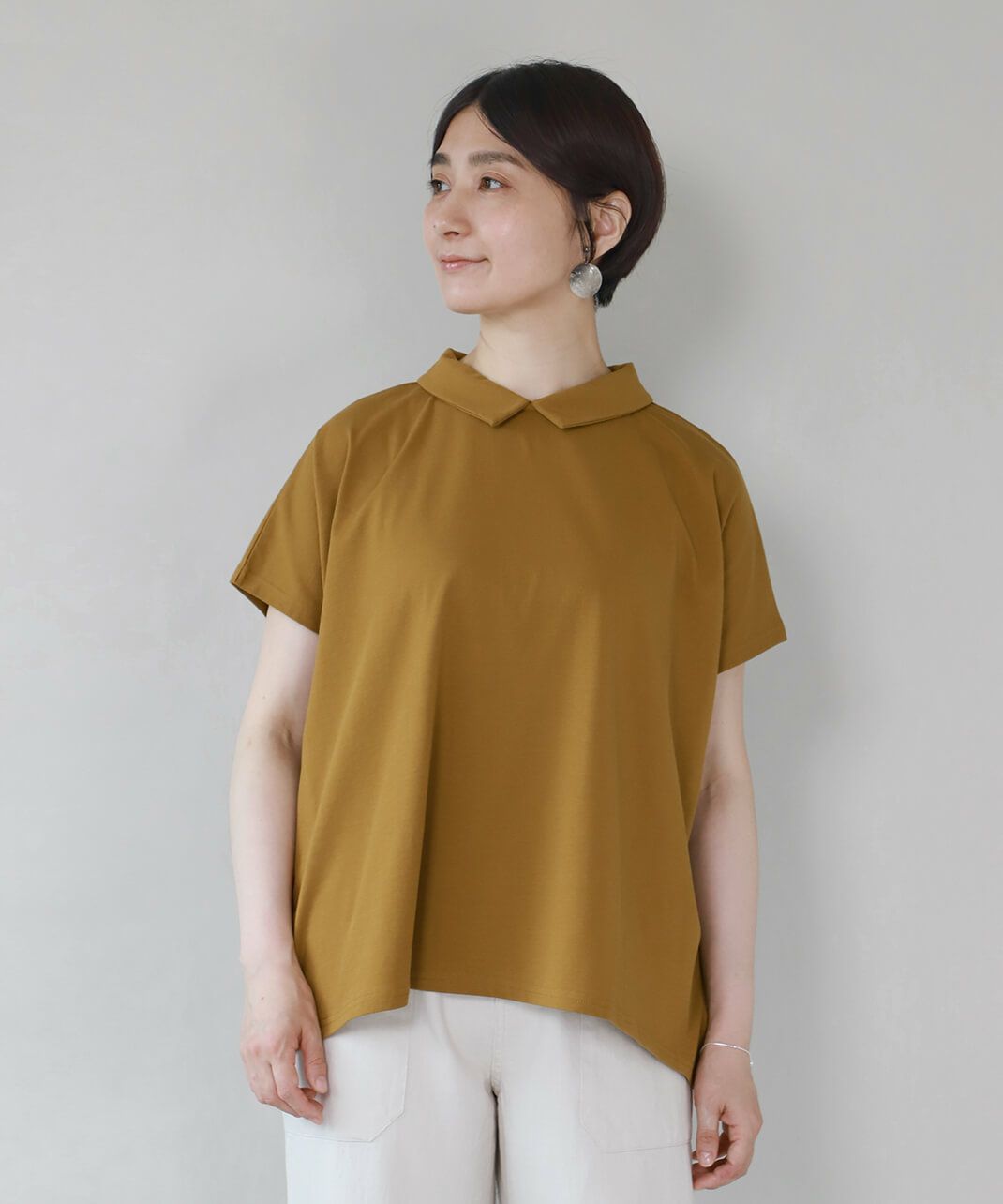 mumokuteki<br />
UVカット加工<br />
ふわりと広がる<br />
襟付きワイドカットソー