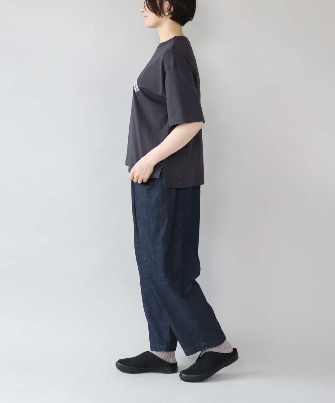 テーパードシルエットが足元をすっきり