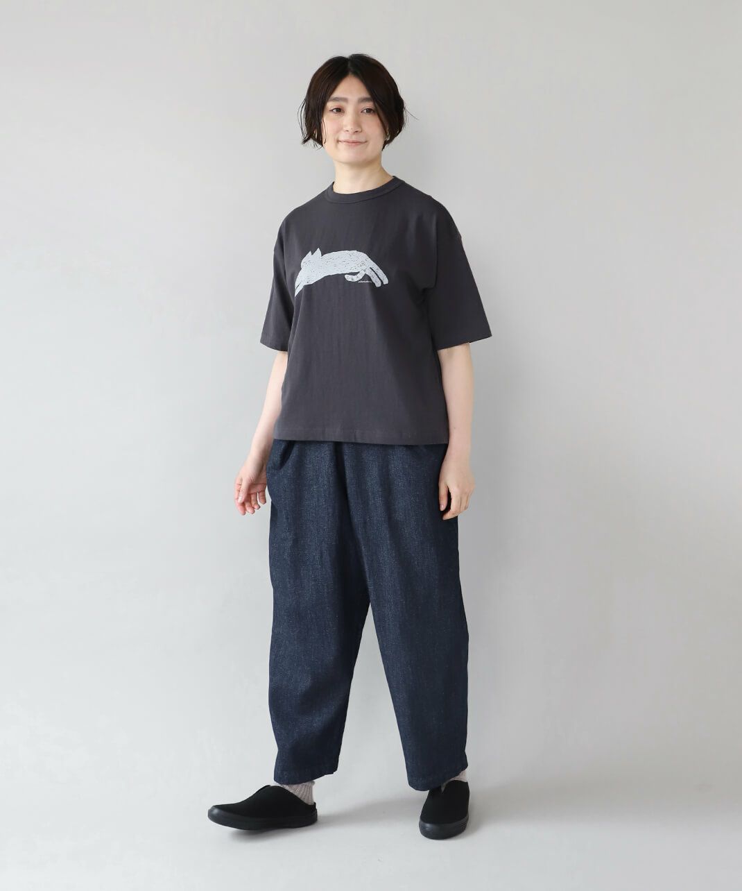 前ポケットの特徴的な形が目を引きます