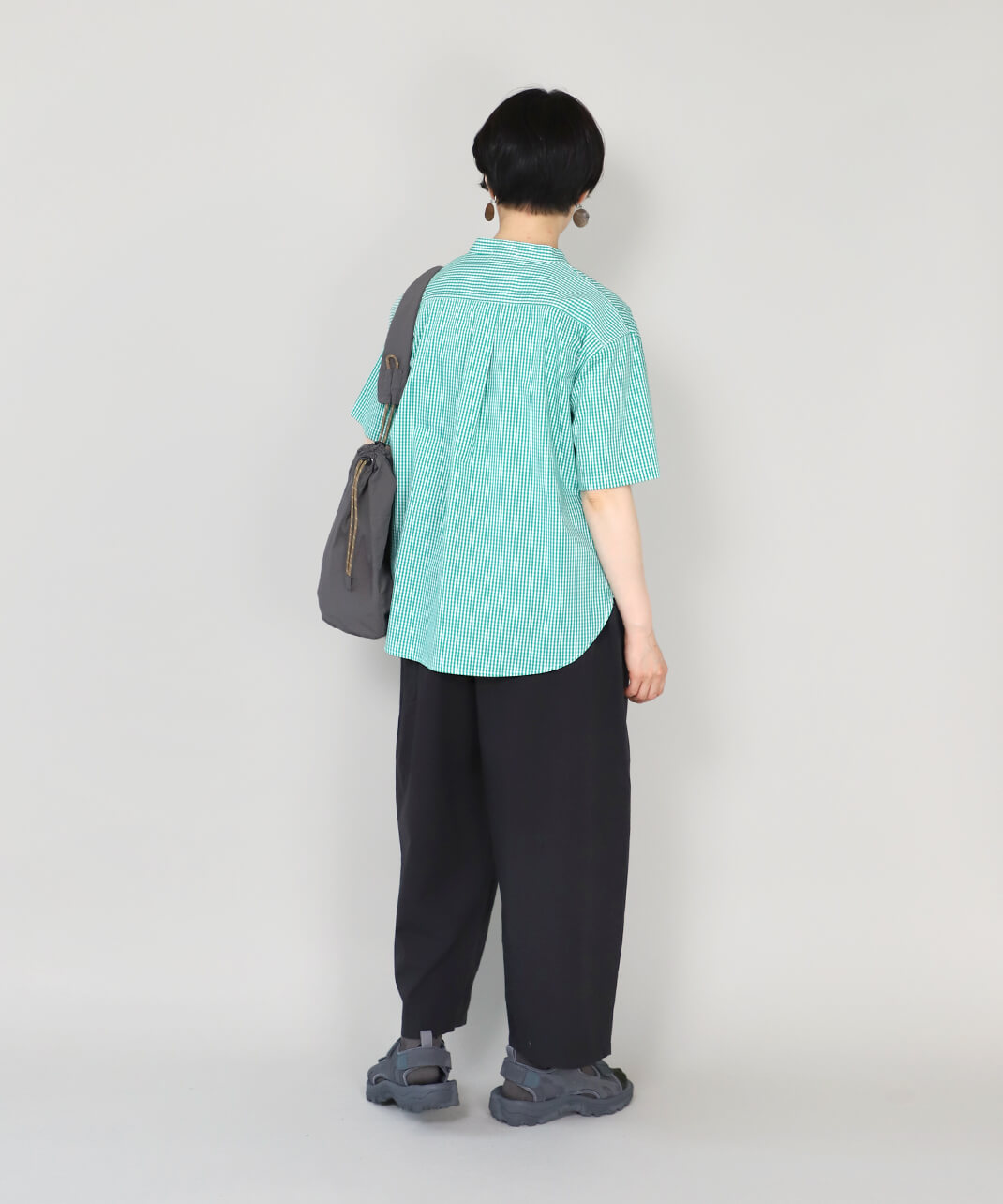 mumokuteki秘密のダブルボタン半袖シャツ サックス/ストライプ 着画 後ろから