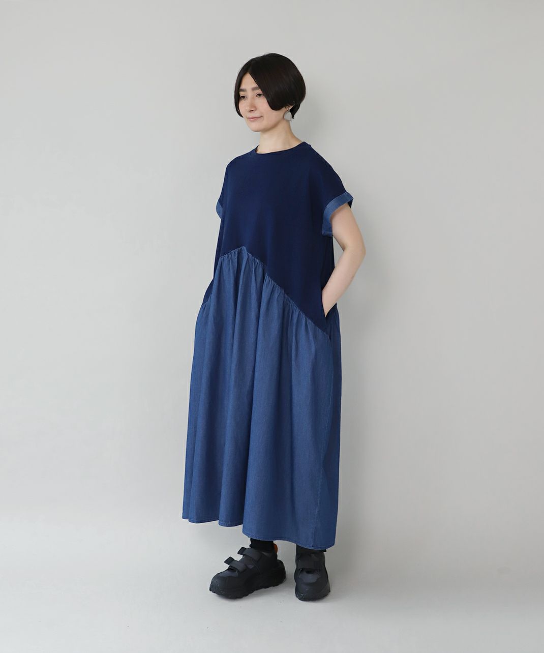 切替えデザインが存在感のあるワイドワンピース