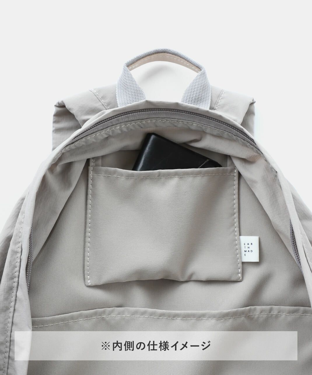 内側の開口部付近のポケットで荷物が取り出しやすい