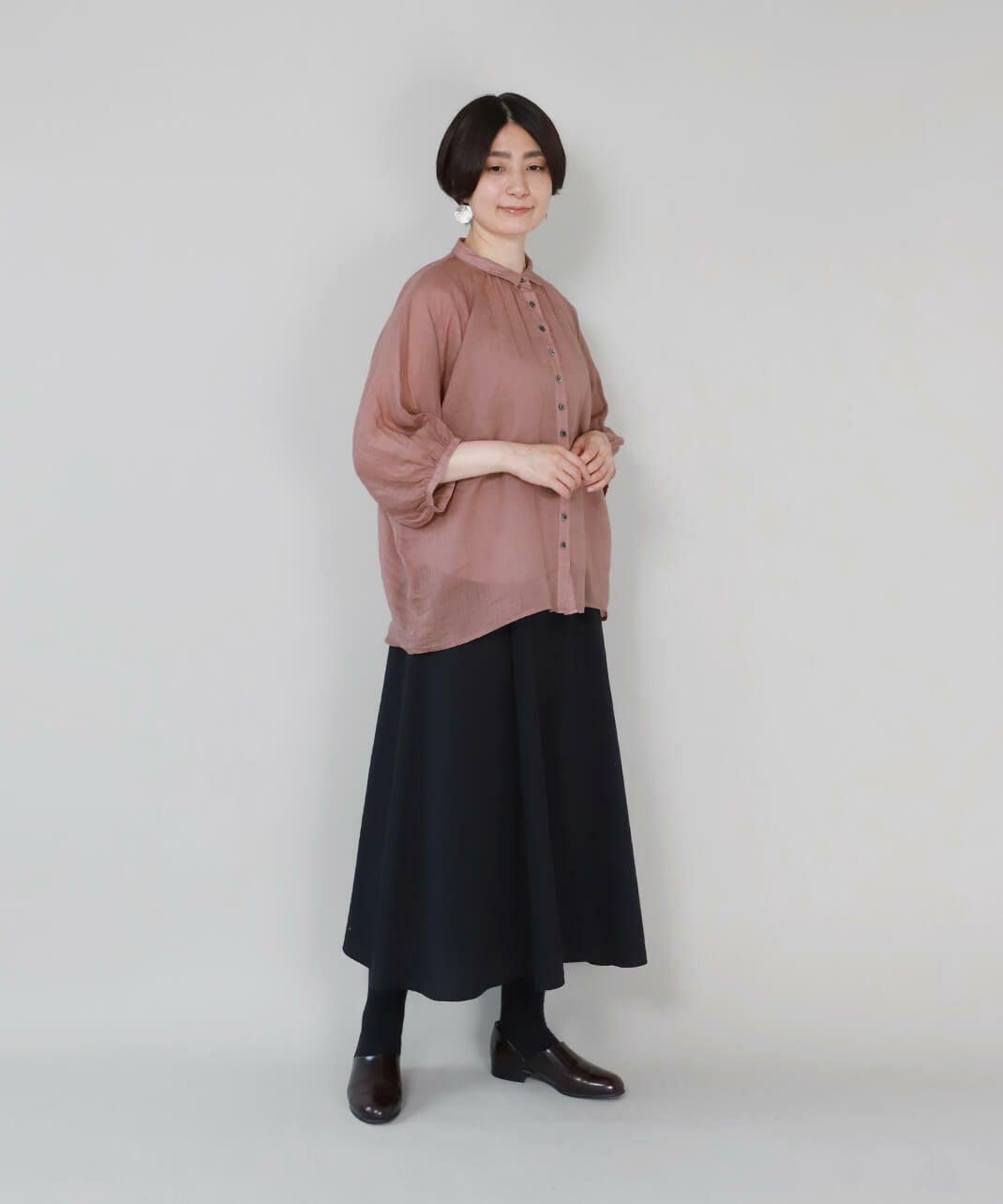 体のラインを拾わないドルマンスリーブのワイドなシルエット
