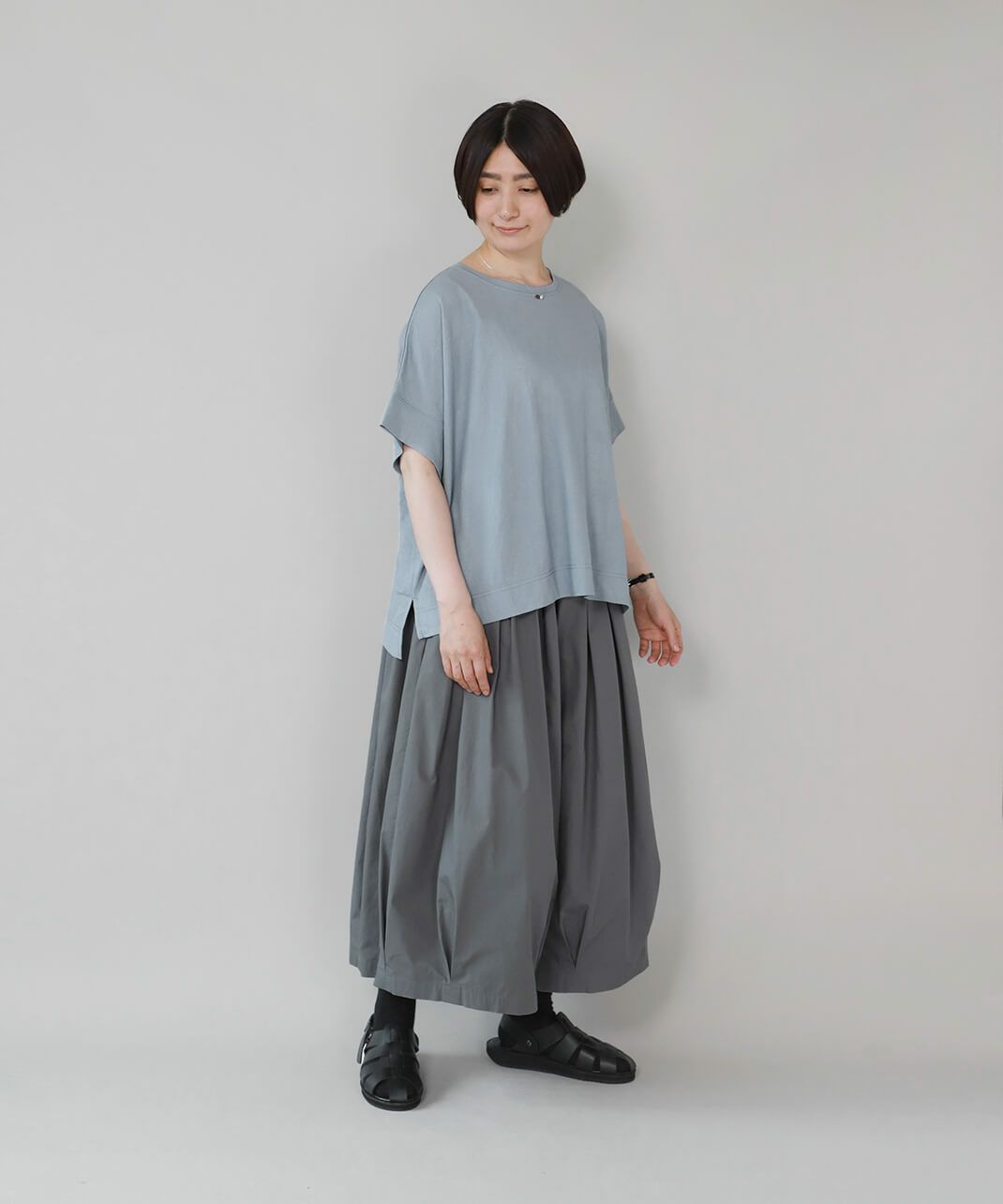 シンプルなクルーネックとドロップショルダー