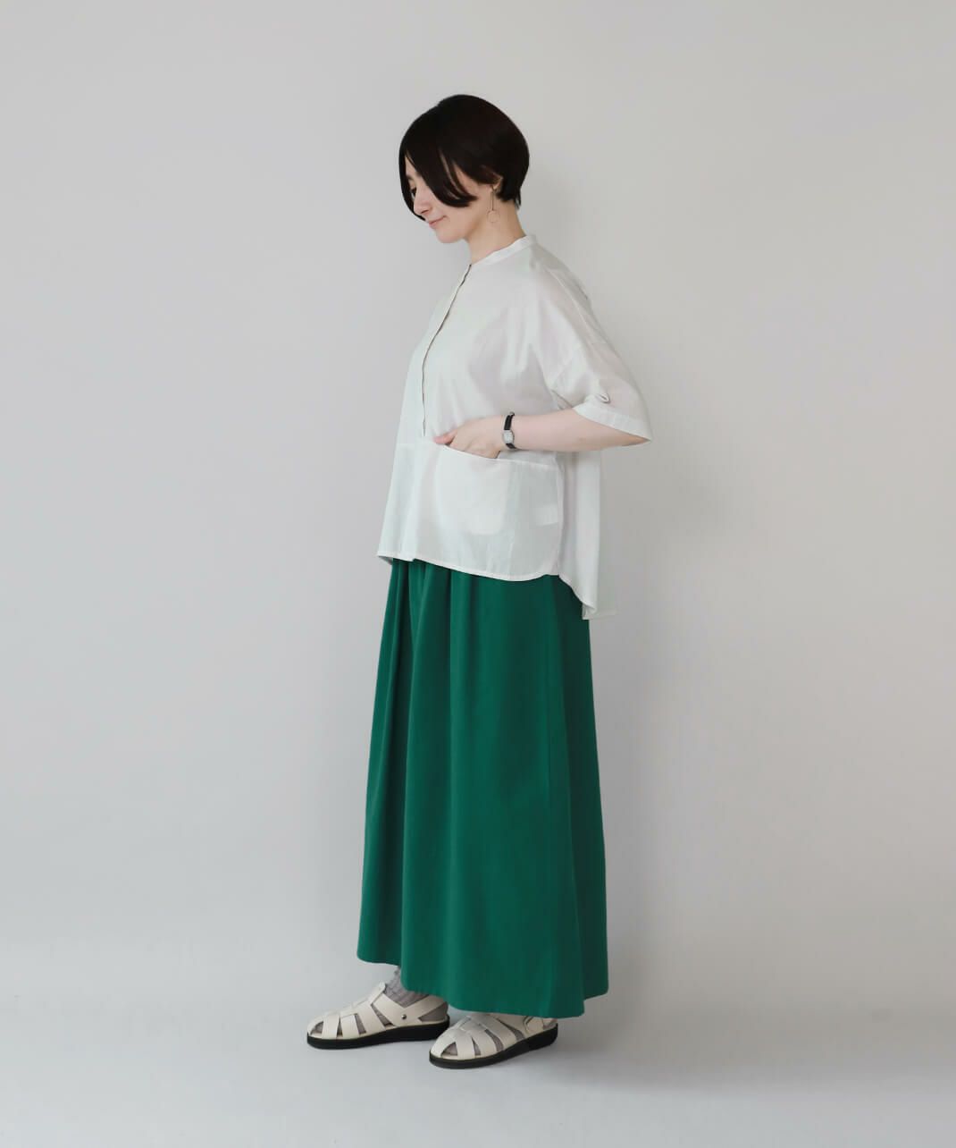 シンプルなスタンドカラーのデザイン