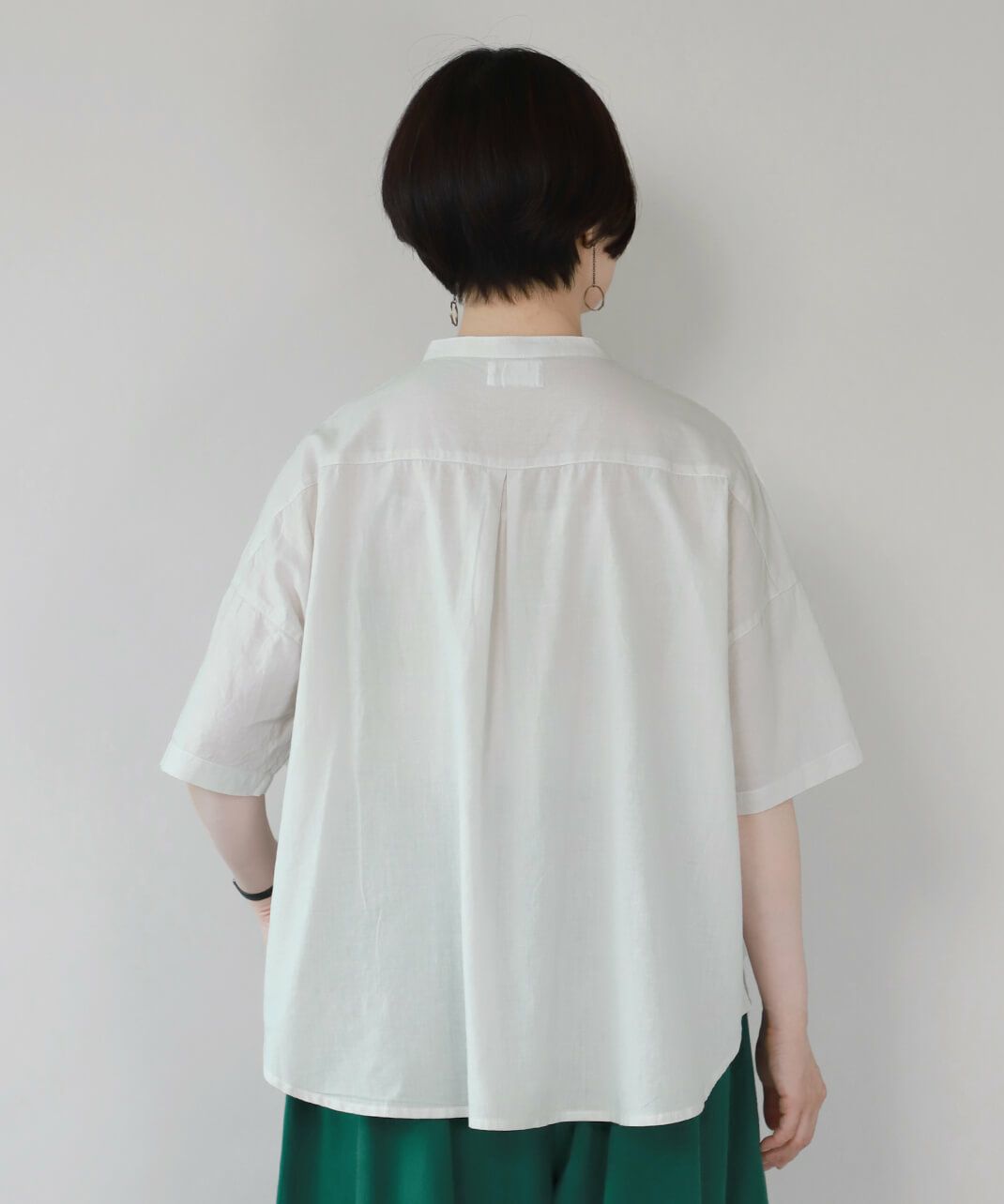 背中にはタックを入れることで立体的なきれいなシルエットに