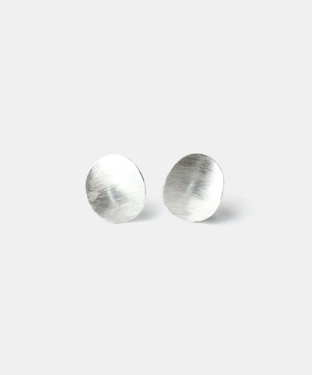 控えめながらも存在感があるピアス。