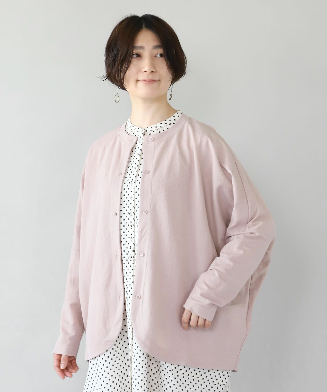 mumokuteki<br />
サラッと涼しい接触冷感の<br />
ドルマンカーディガン