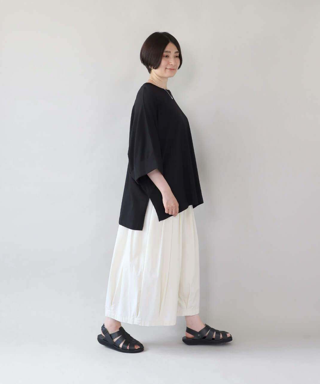 動きやすく抜け感をプラスするスリット入り