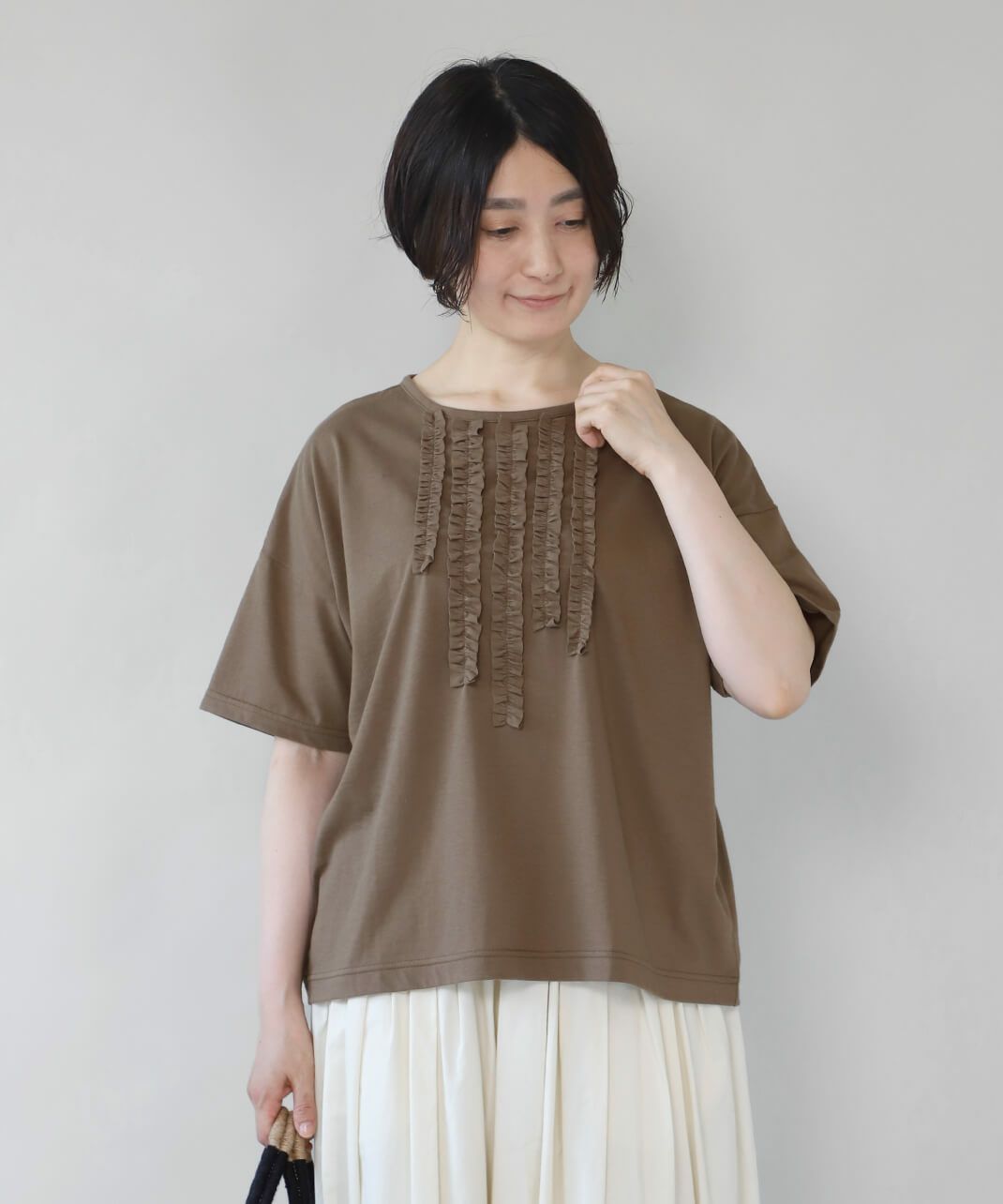 胸元のランダムに縫い付けたフリル