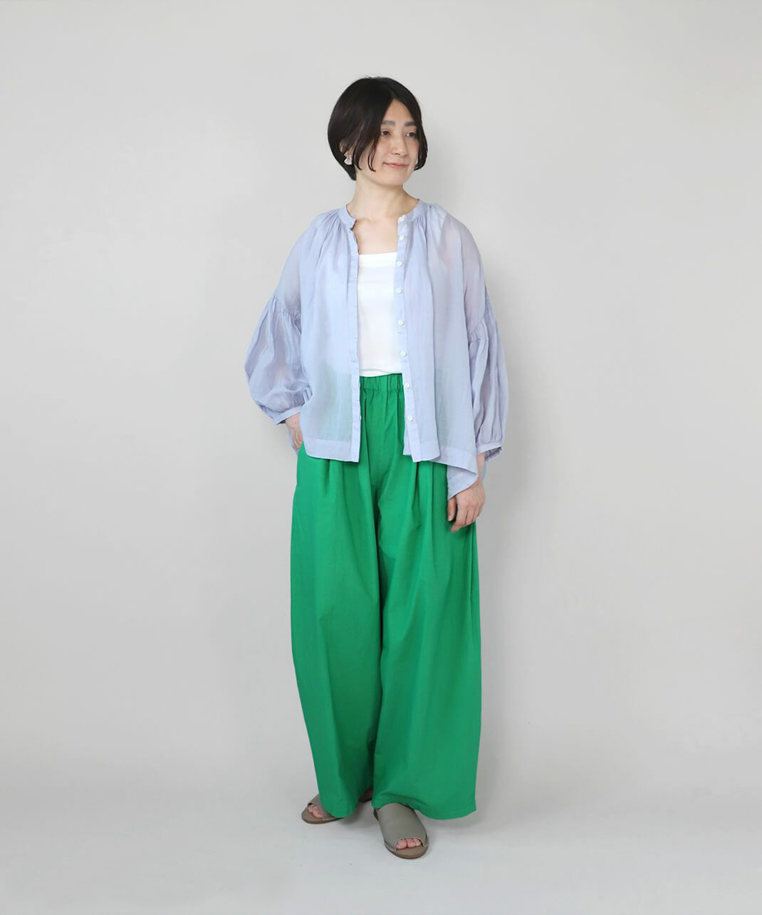ボタンを開けて羽織る着方もおすすめ。