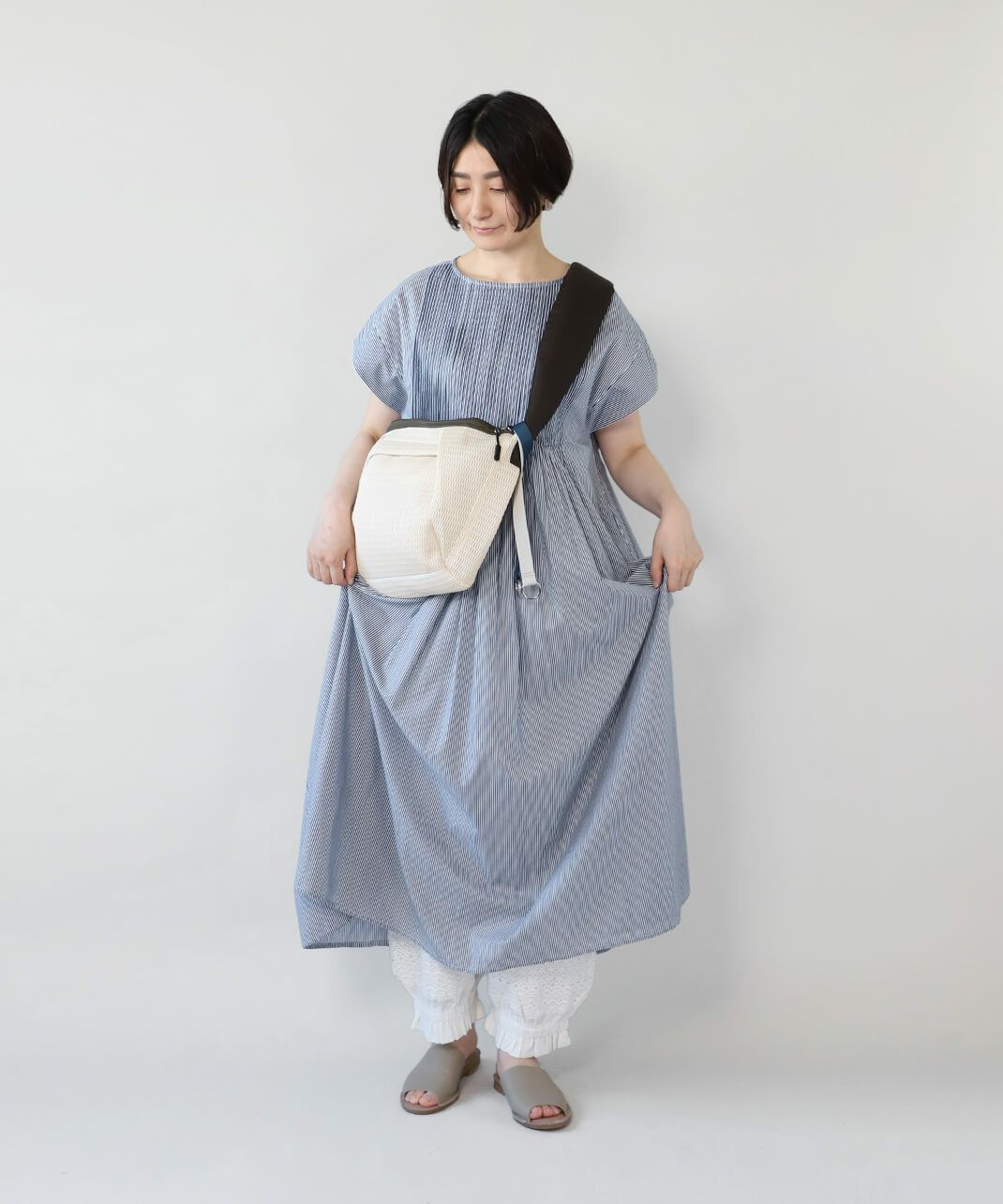裾に施されたレースが大人可愛らしい
