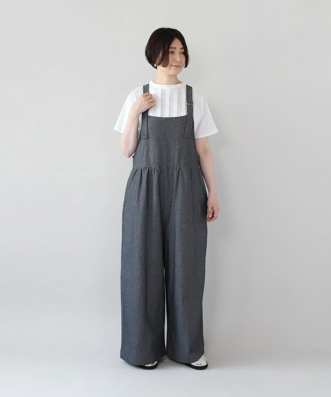 シャンブレー生地のサロペットです。