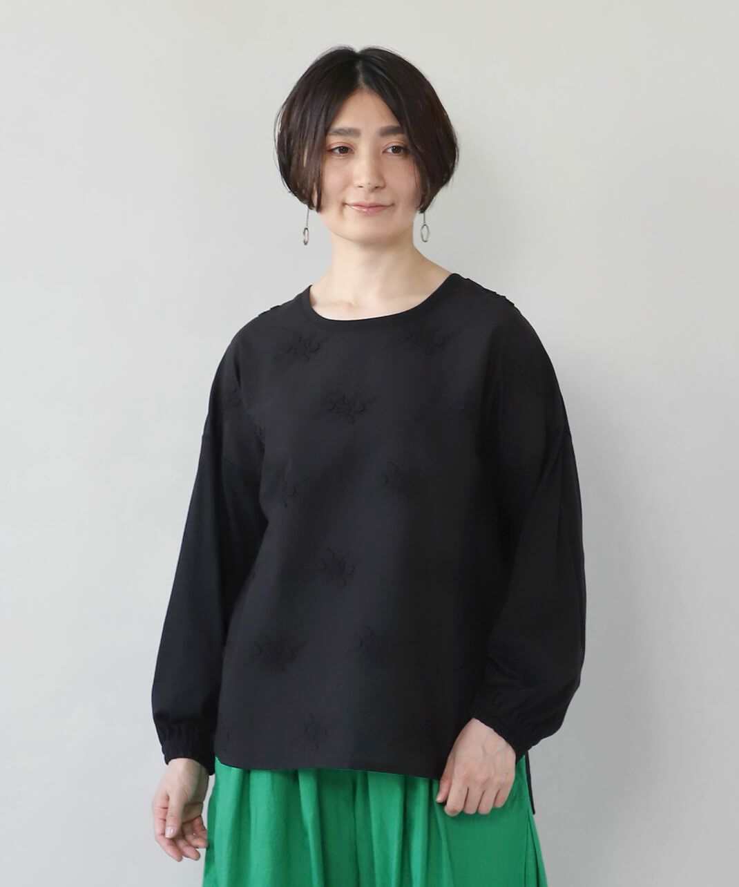 首元も広めのクルーネック