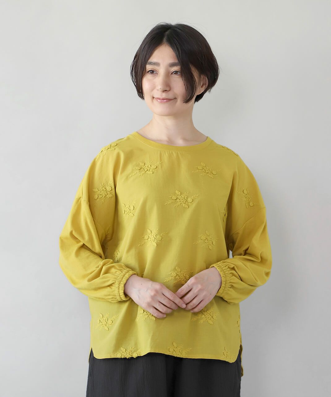 立体感のある花柄刺繍のカットソー。