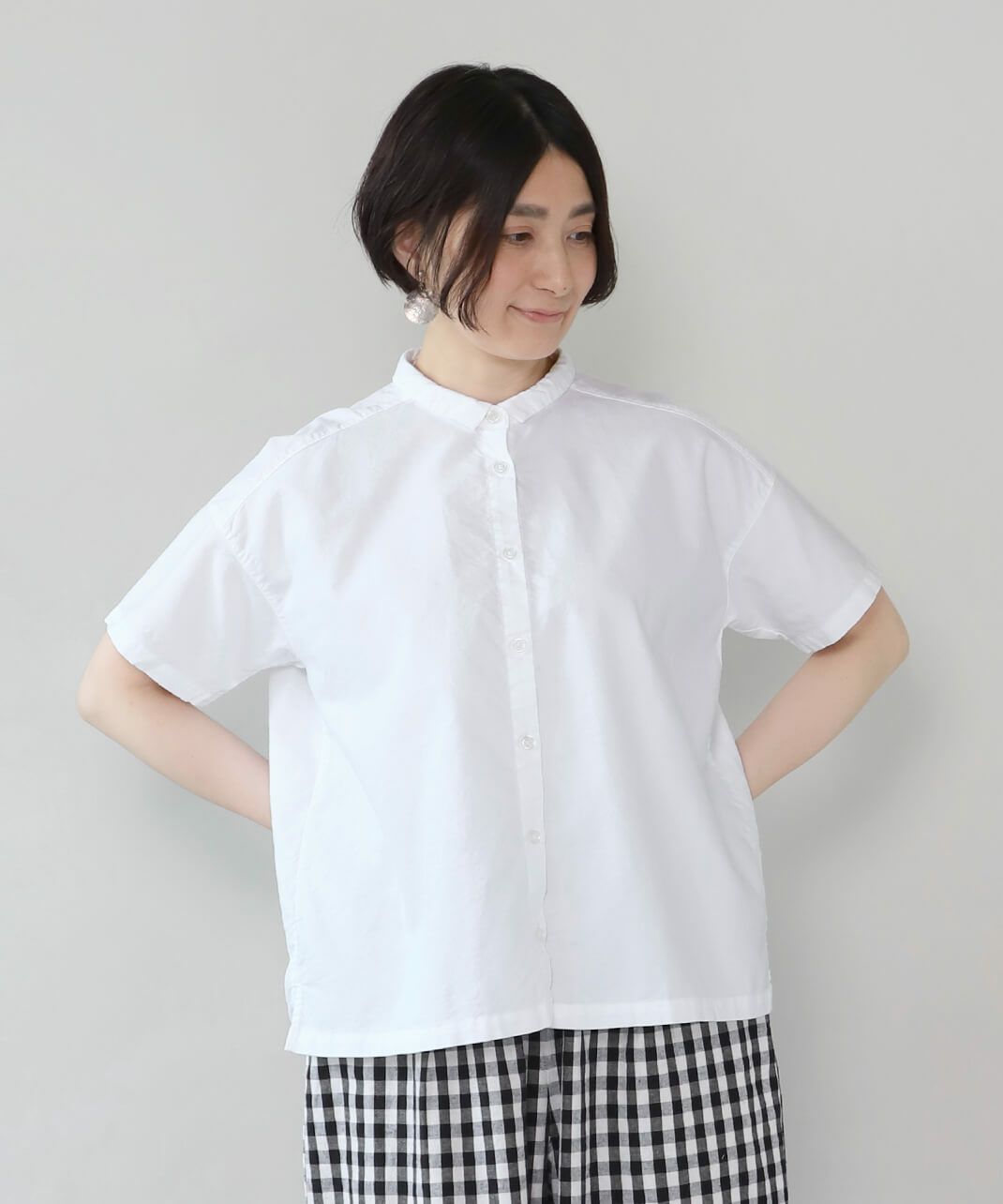 小さな襟の半袖シャツ。