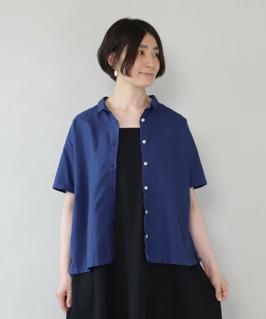 小さめのちび襟がアクセント