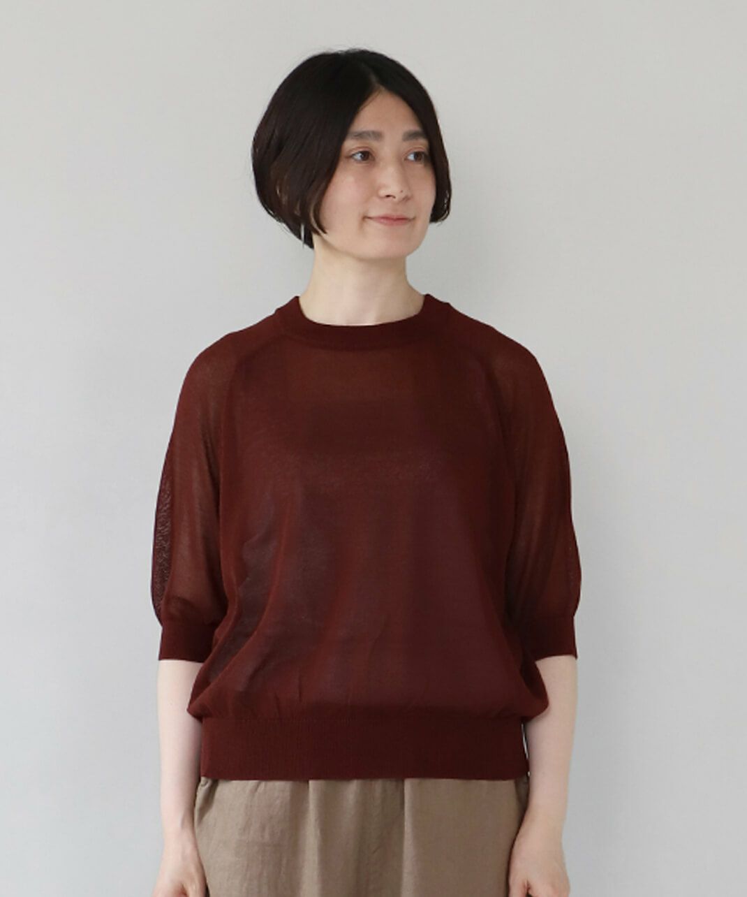 クルーネックにラグラン切替えでややゆったりとしたシルエット