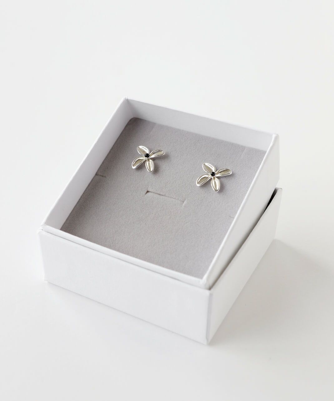 4枚の花びらをかたどったピアス