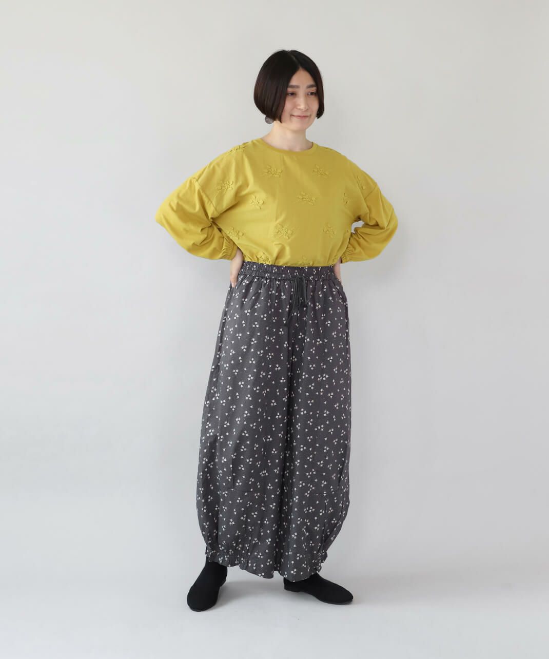 小花の総柄がフェミニンな印象。