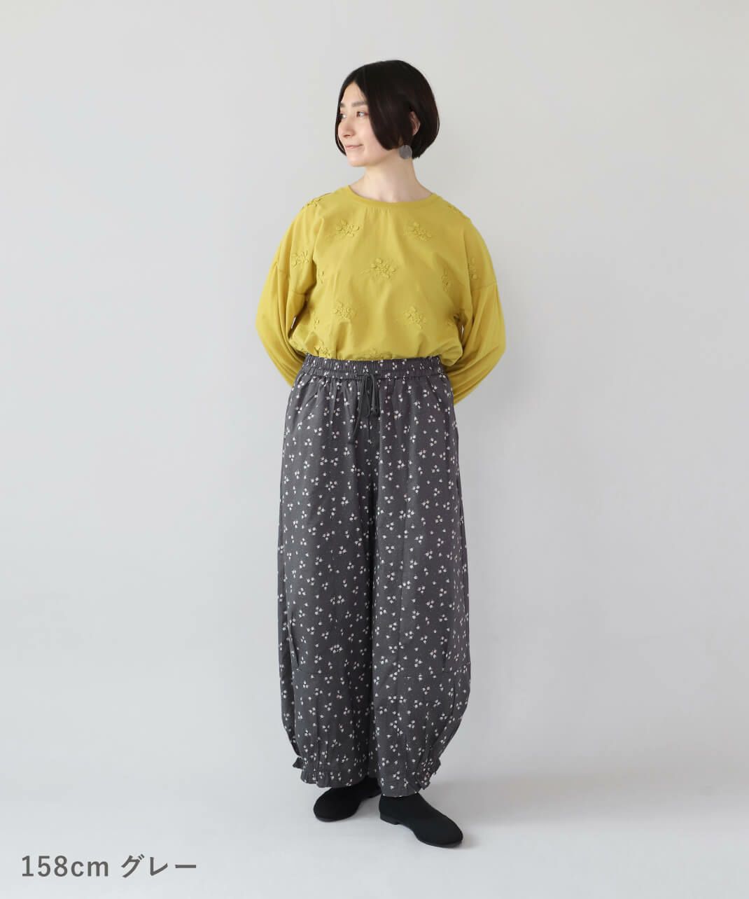 グレー