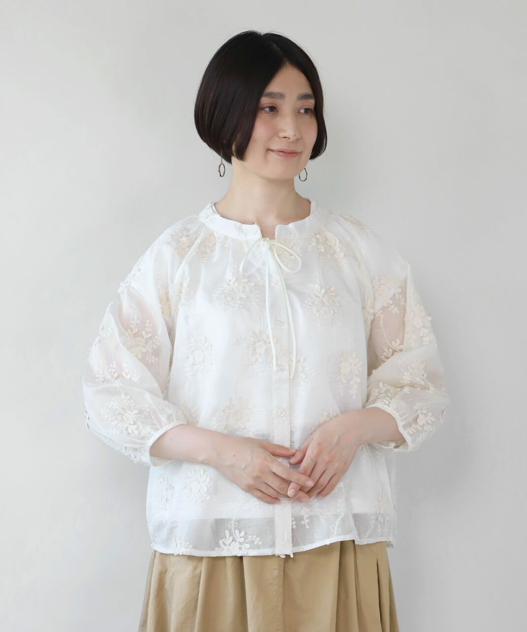 ホウズキ様 mumokuteki花柄刺繍のスキッパーブラウス | mumokuteki