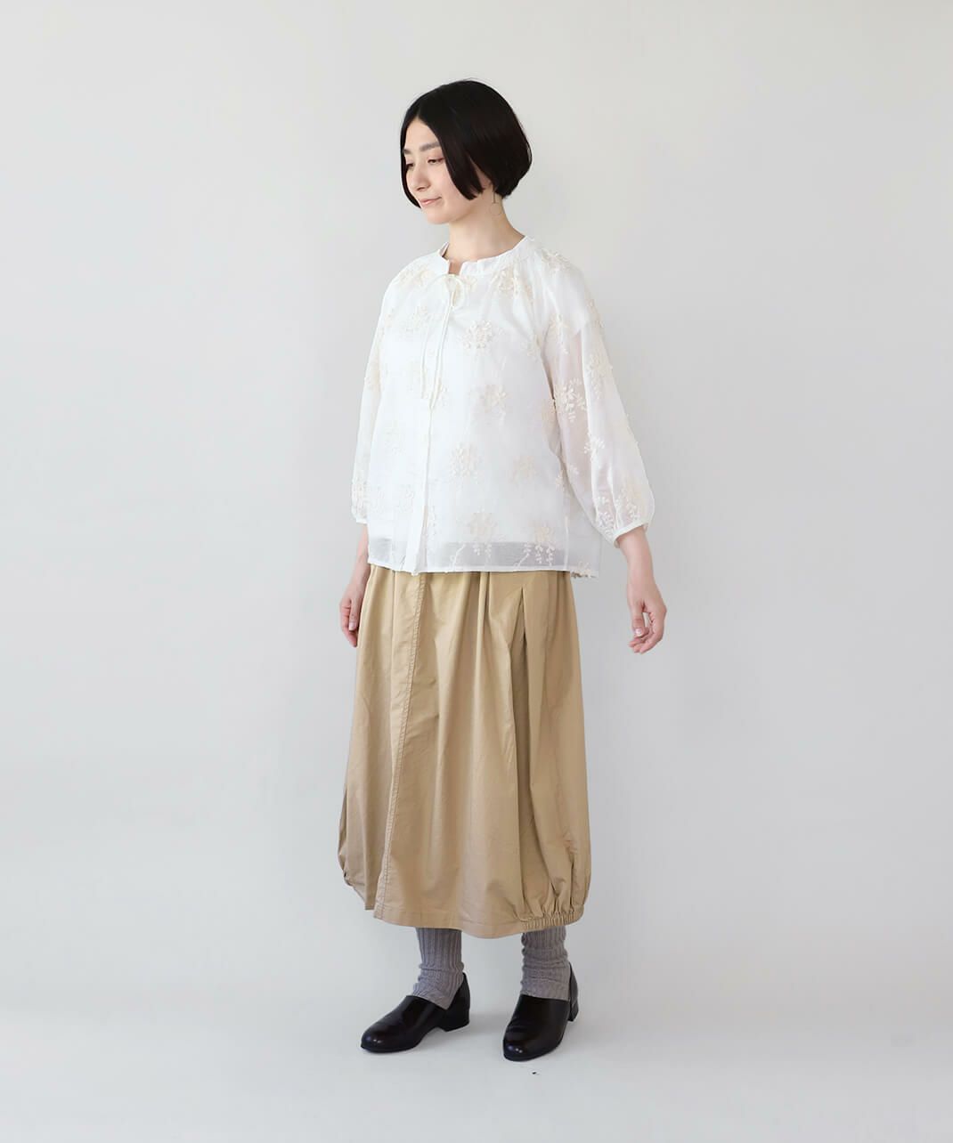 mumokuteki花柄刺繍のスキッパーブラウス | mumokuteki