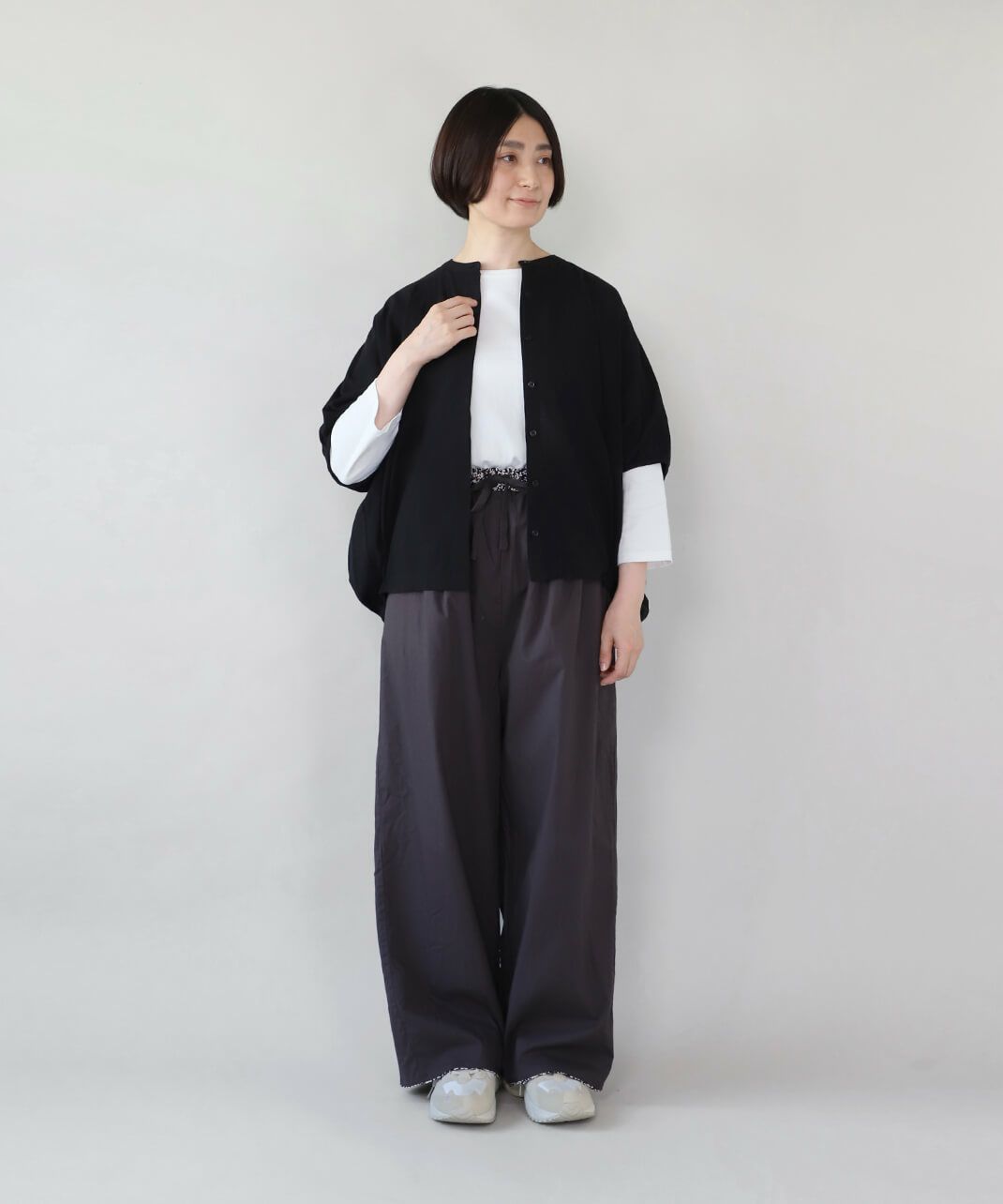 無地面を表にシンプルで大人っぽいカジュアルな着こなし。