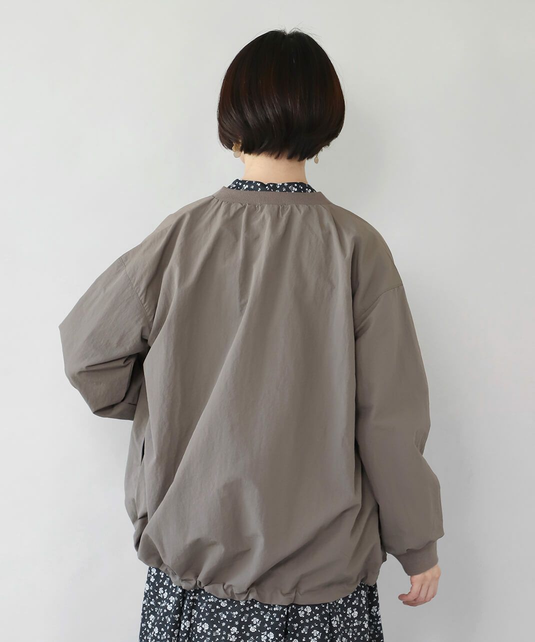 後ろの首元ギャザーがシルエットをふんわり。