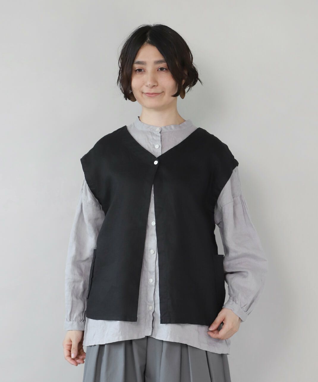 フロントのワンボタンとサイドについたポケット