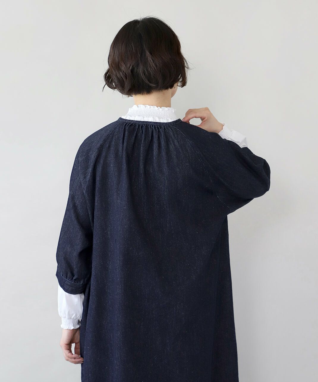 ギャザーを寄せたクルーネック