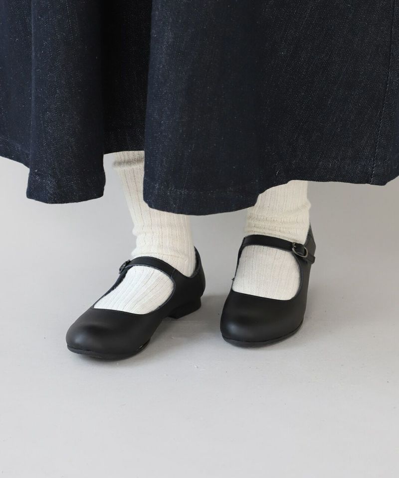 ストラップでかかとが浮きにくく、長時間歩ける