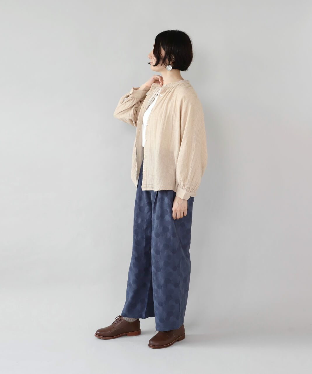 ボタンを開けて軽い羽織にも。