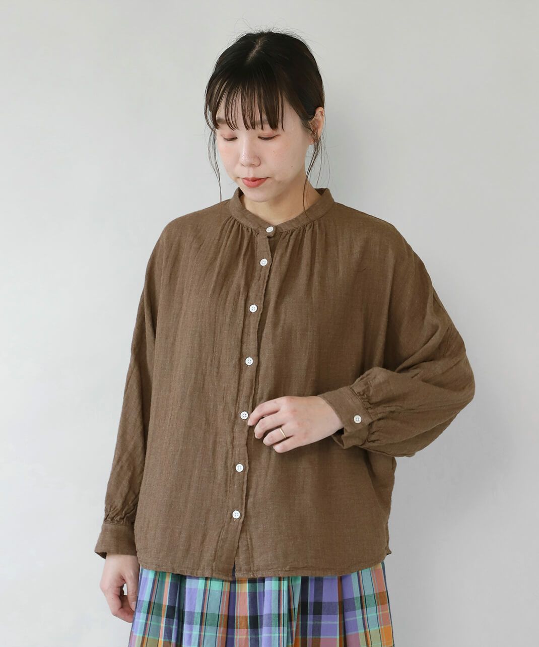 バンドカラーで襟元がすっきり