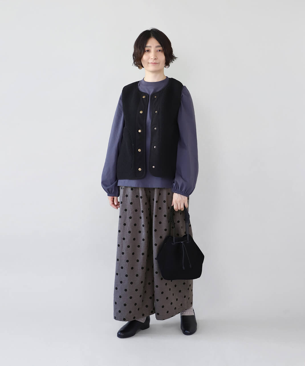 首元はクルーネック