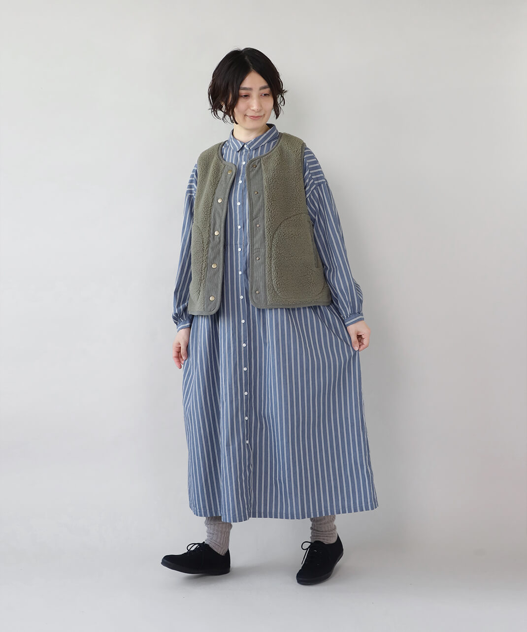 セーターやシャツなど厚めの服との重ね着できる