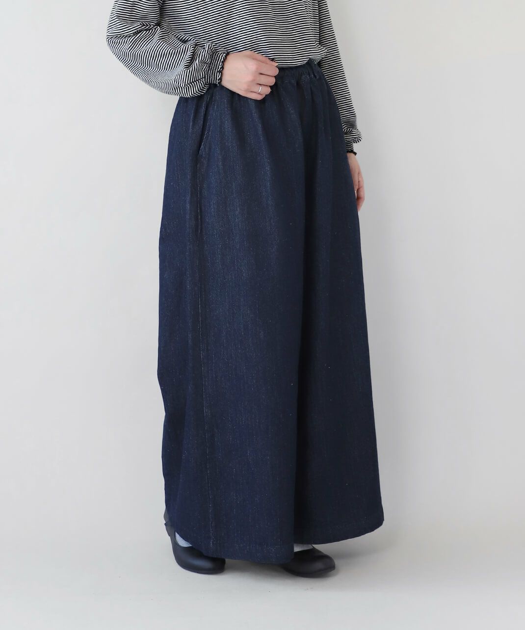 コットンリネンデニム素材を使用したワイドパンツ