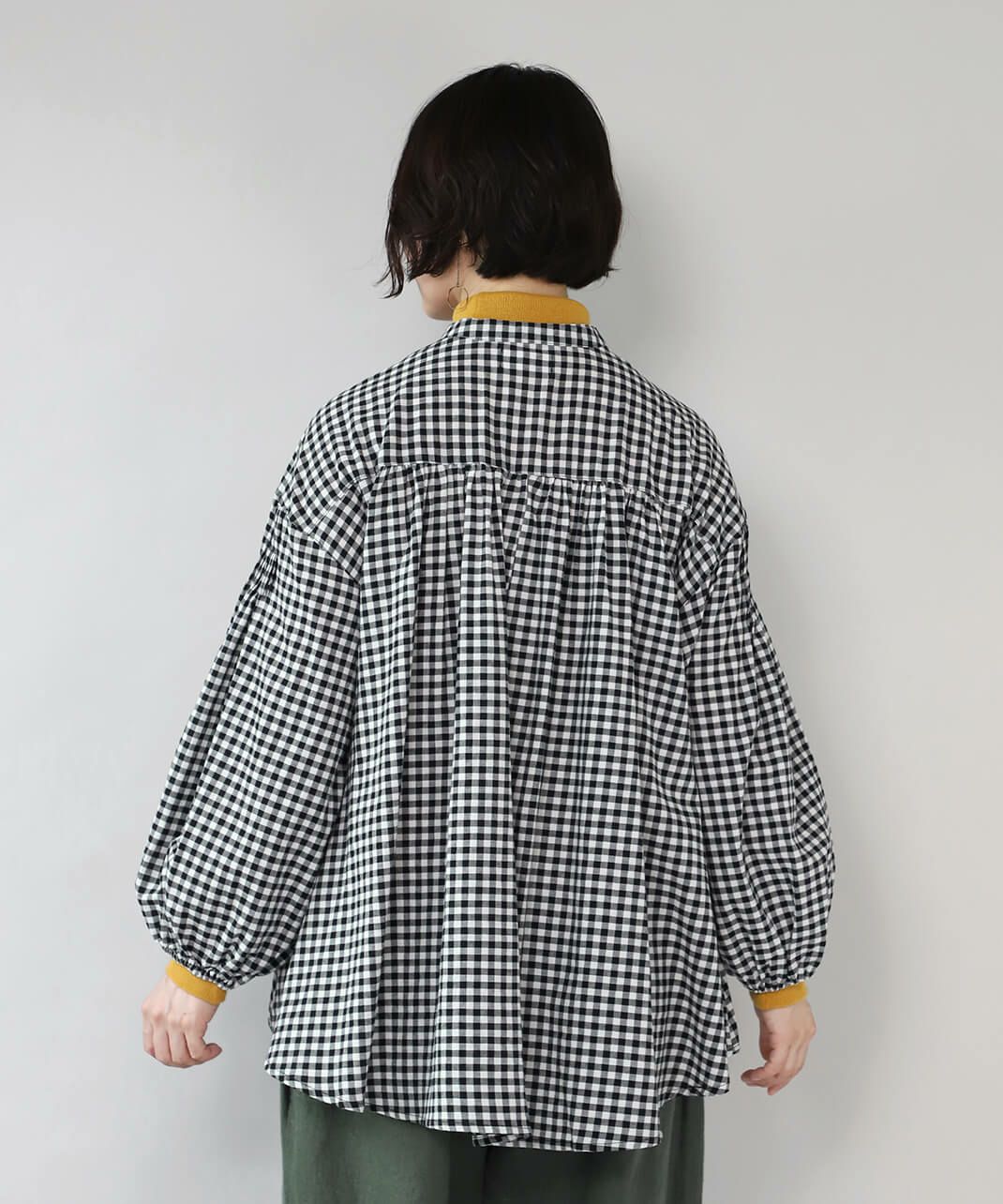 袖と背中にギャザー