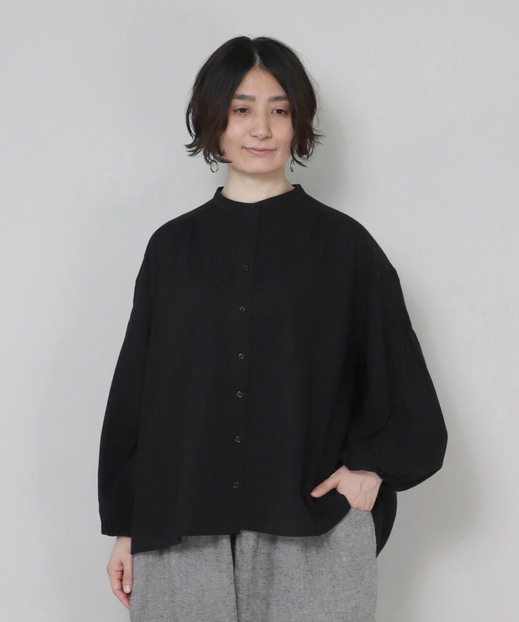 肌触りの良いコットン素材を使用したブラウス