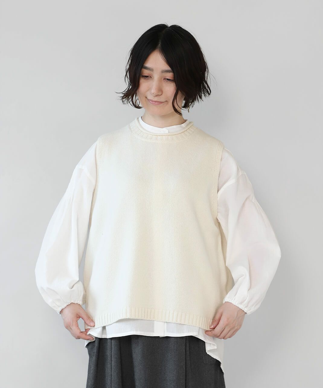 >バンドカラーが首元をすっきり