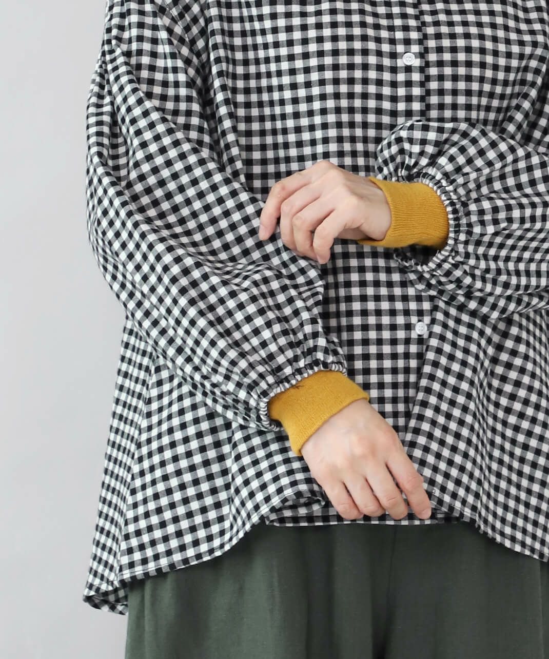 袖と背中にギャザー