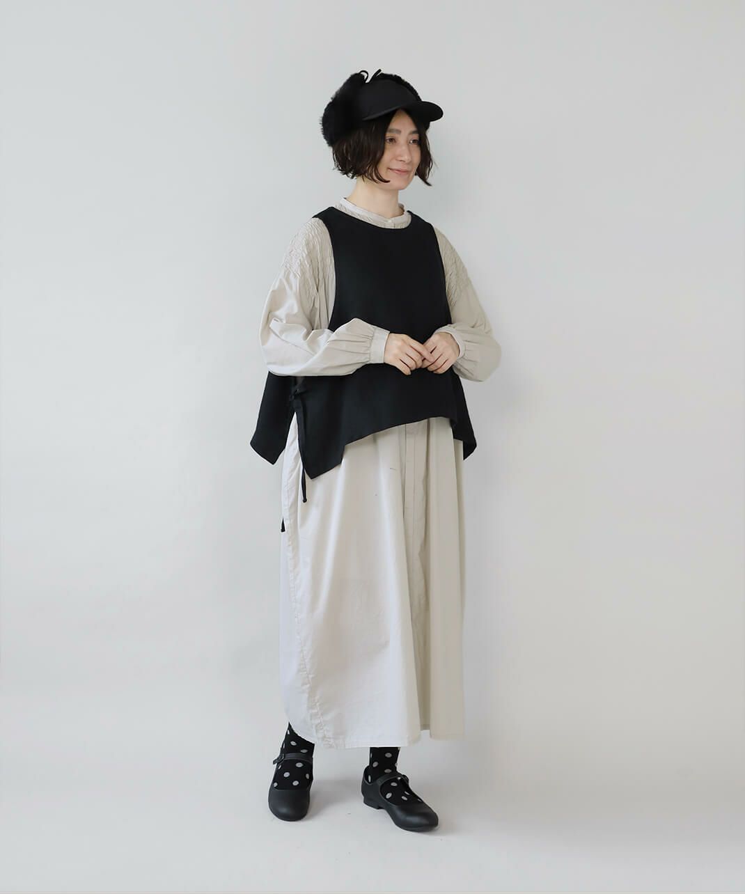 落ち着いた素材感と色合わせが大人っぽいアイテム