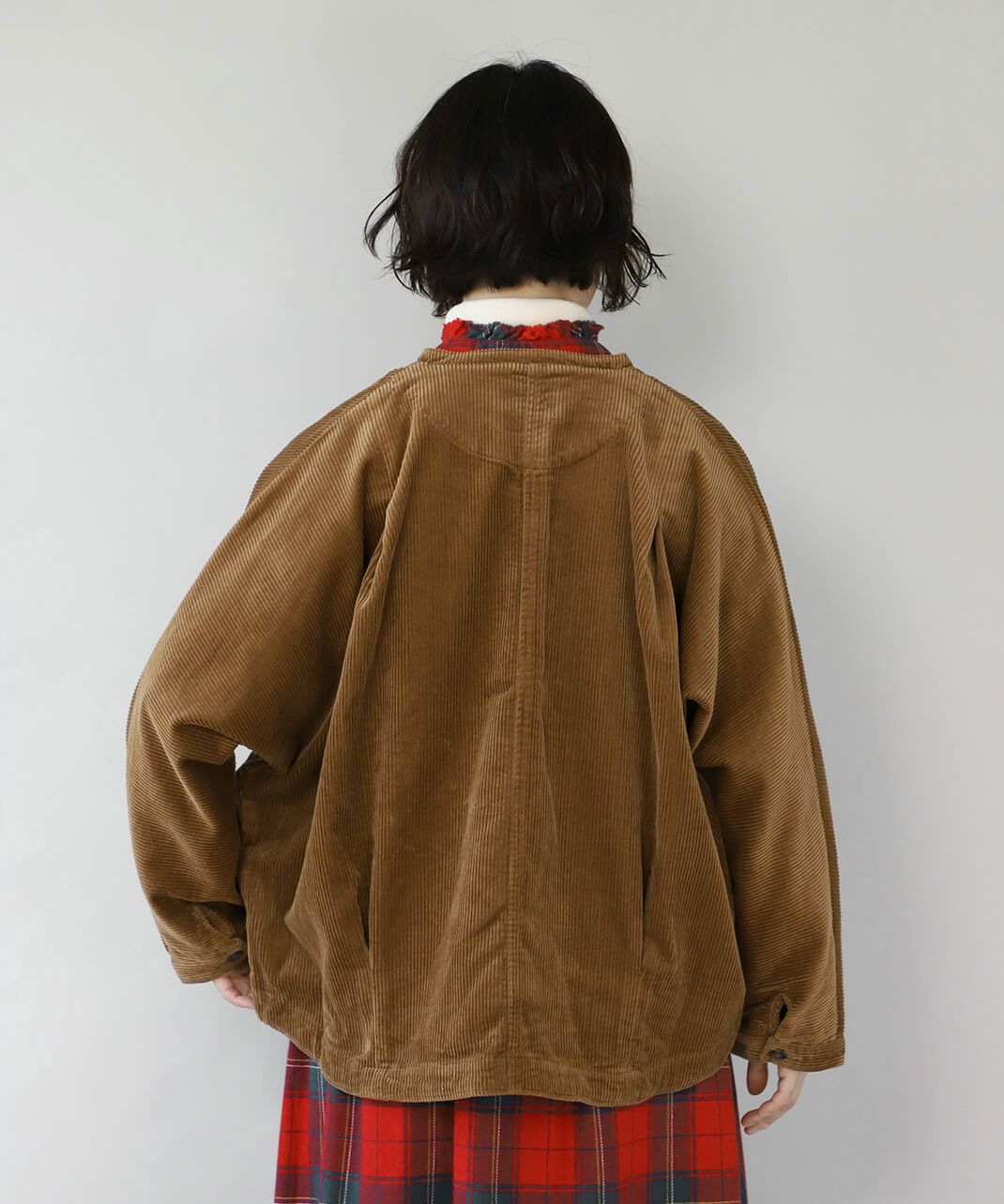 体を包み込むようなバルーンシルエット。
