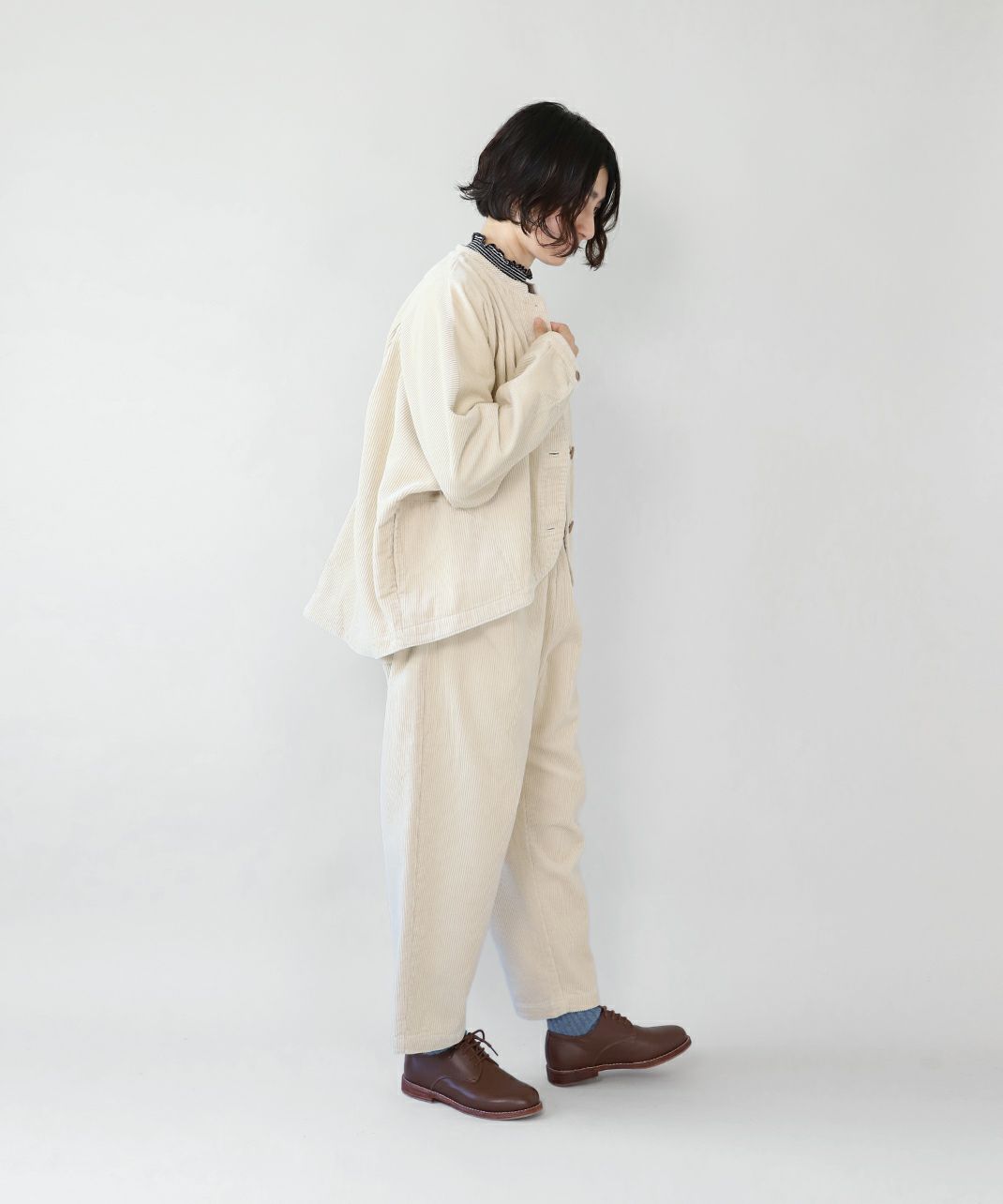 同素材のボトムスとのセットアップでの着用も